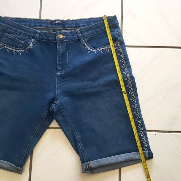 Brand new "Blue Identity" shorts with stitched pattern - Picture 9 of 9